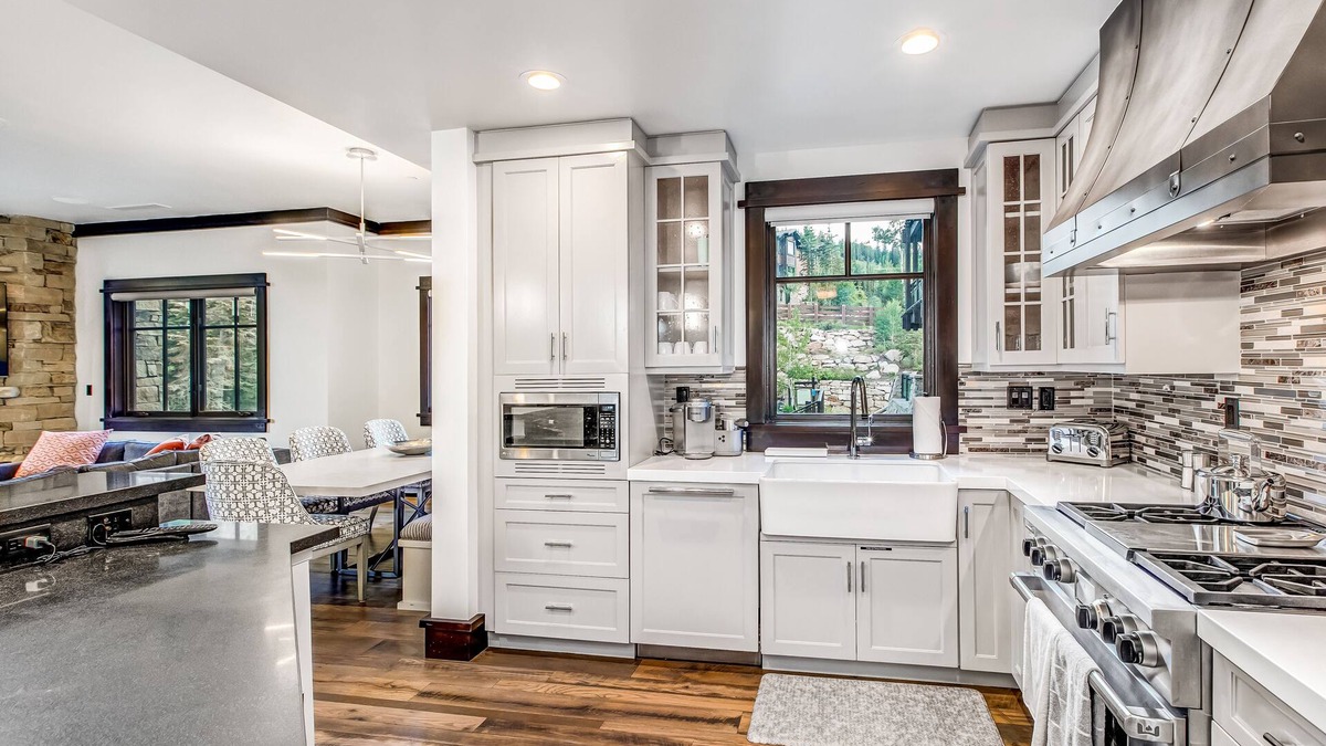 Empire Pass Condo | Perfect Ski-in/Ski-out Luxury W/Shared Hot Tubs, Mtn Views, Balcony & Fast WiFi