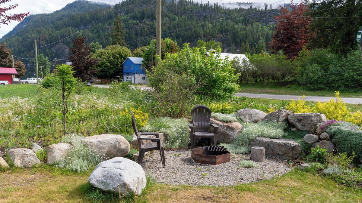 Slocan Apartment | Perfect SLOCAN Getaway Suite - Beach - Hike - Bike