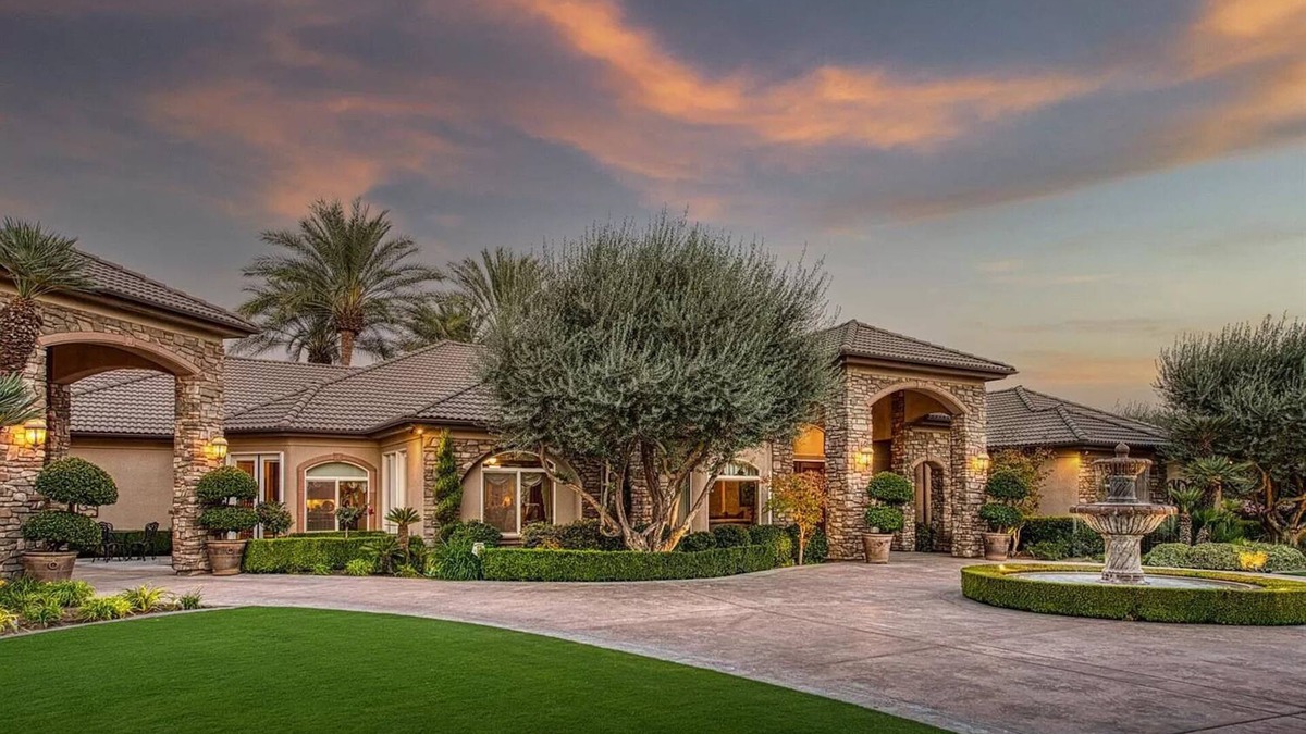 Kingsburg Villa | Perfect Summer Vacation Family Villa in California. Located close to highway 99