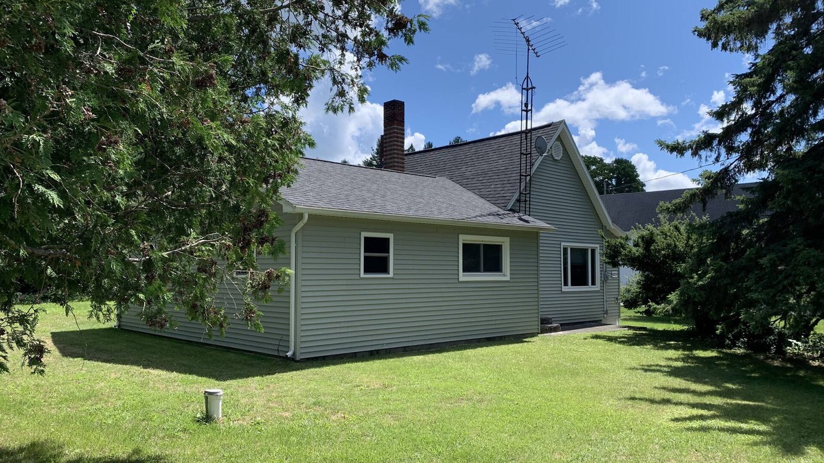 Hawks House | Perfect Up North getaway for groups near lakes, beaches, woods and trails!