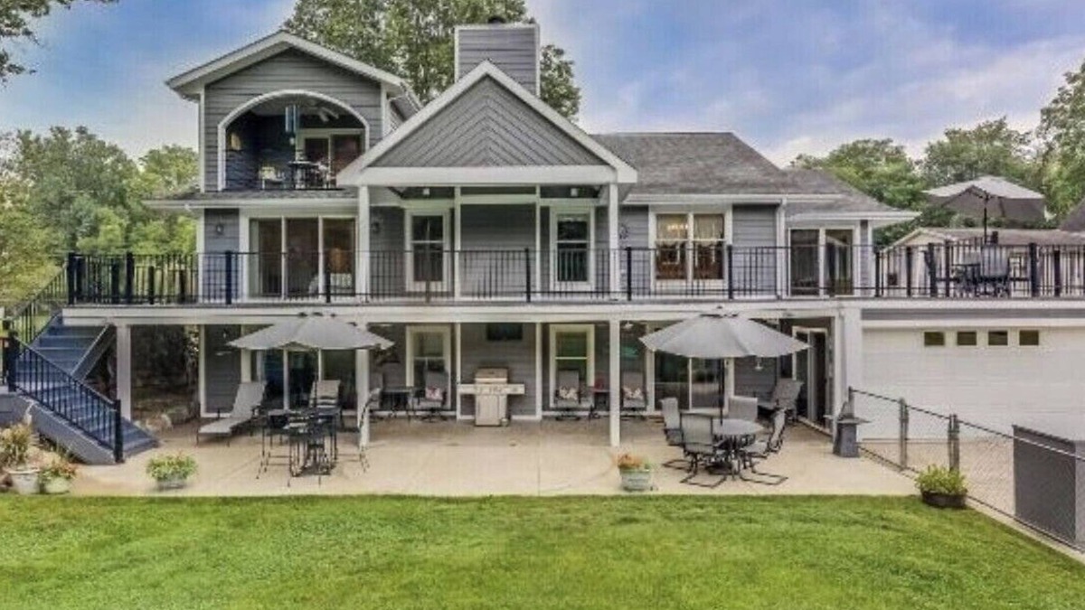 Edwardsburg House | Perfect Vacation Home! 2 Master Suites! Game Rm Arcade Fish Kayak 15 Mins to ND