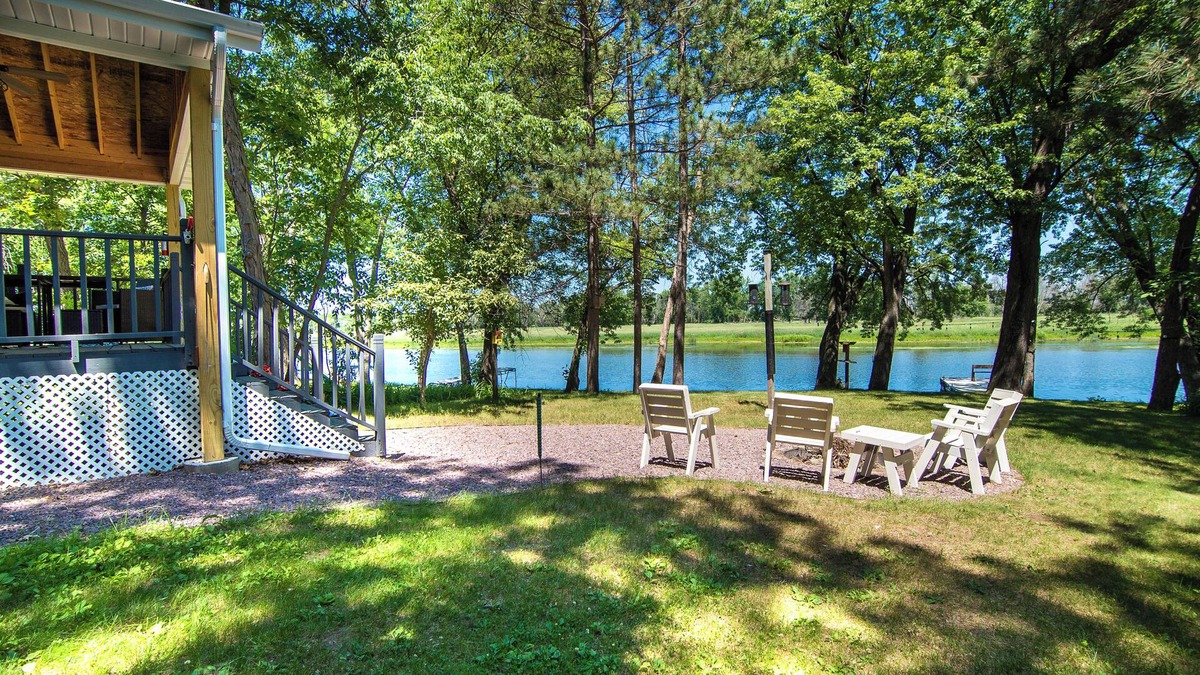 Montello House | Perfect Waterfront Getaway between the Lakes