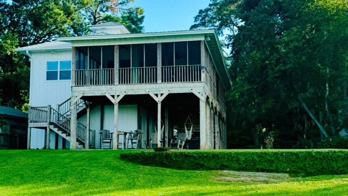 Mobile House | Perfect waterfront home on Dog River, Mobile, AL. Bring your boat!