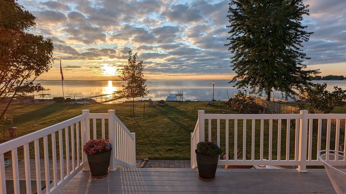 Oshkosh House | Perfect Waterfront Retreat Destination on Lake Winnebago