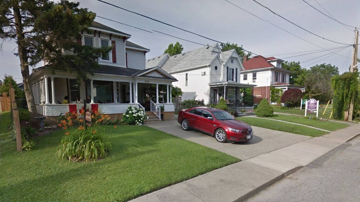Niagara Falls Villa | Perfection near the River - 4 Bedroom with Main Floor Bedroom and Ensuite Bath