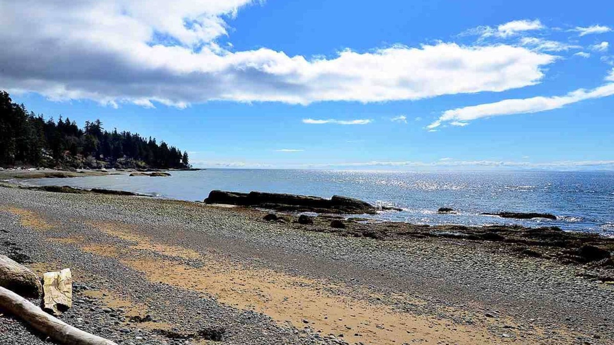 Roberts Creek Cottage | Perfectly Chic Waterfront Cottage Top Floor