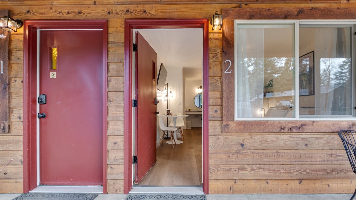 Quilcene Apartment | Perfectly located dog-friendly studio with mountain views & fast WiFi