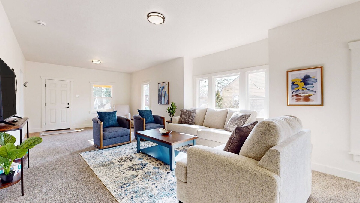 Cornwall Park House | Perfectly located home with open layout, well-equipped kitchen, smart TV, & W/D