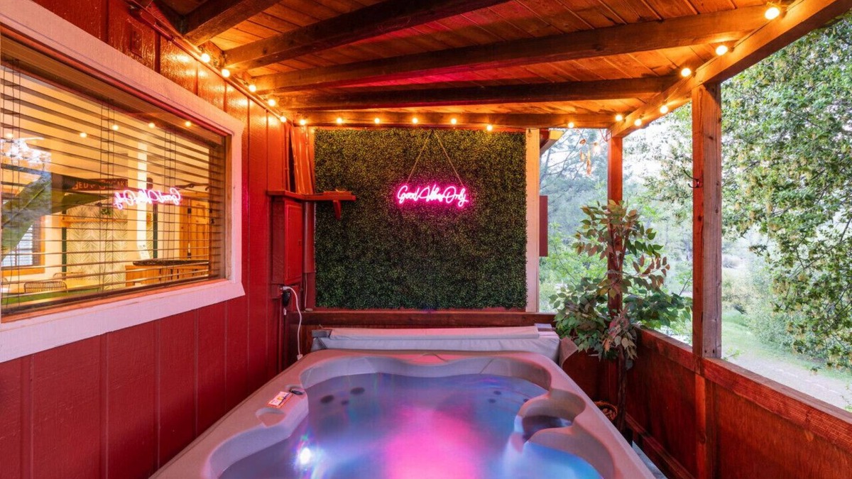 Oakhurst Cabin | Perfectly located Yosemite boho cabin with HOT TUB