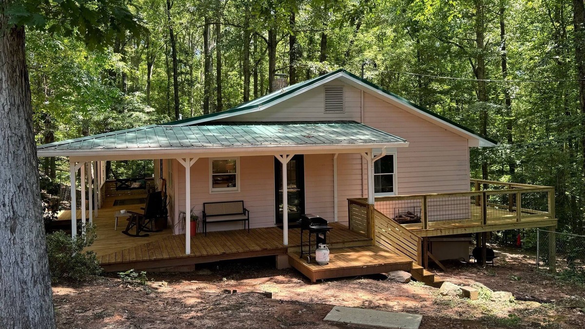 Pine Mountain Valley Cabin | Perfectly Pink & Cozy 2-bedroom cabin in charming Waverly Hall