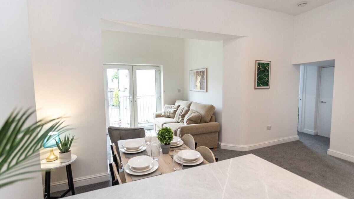 Plasnewydd Apartment | Perfectly Placed: Cozy Flat in the City's Heart