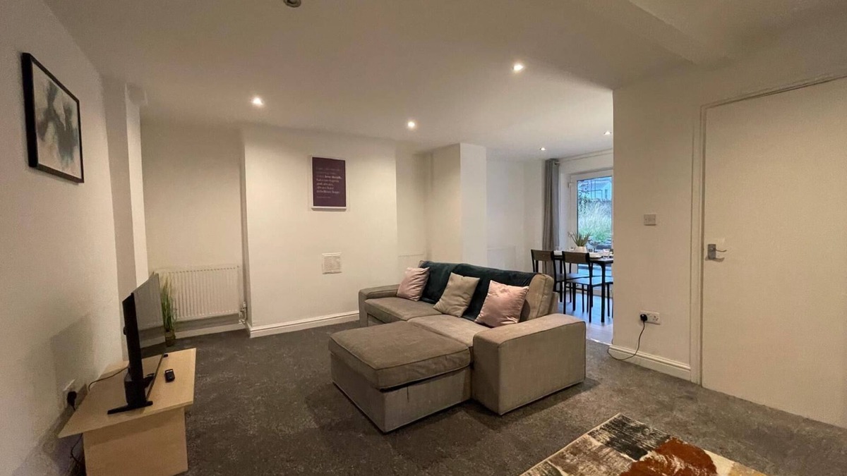 Plasnewydd Apartment | Perfectly Placed: Cozy Flat in the City's Heart