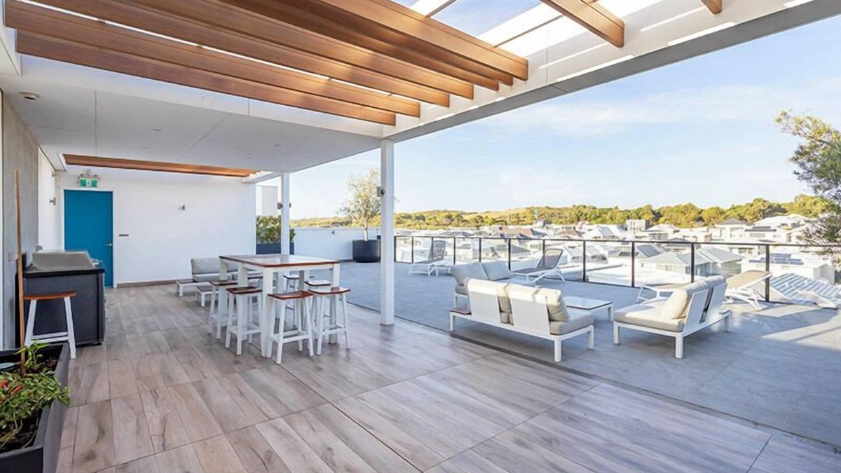 North Coogee Apartment | Perfectly positioned in the prestigious Port Coogee Estate, just meters from the beachfront, marina,