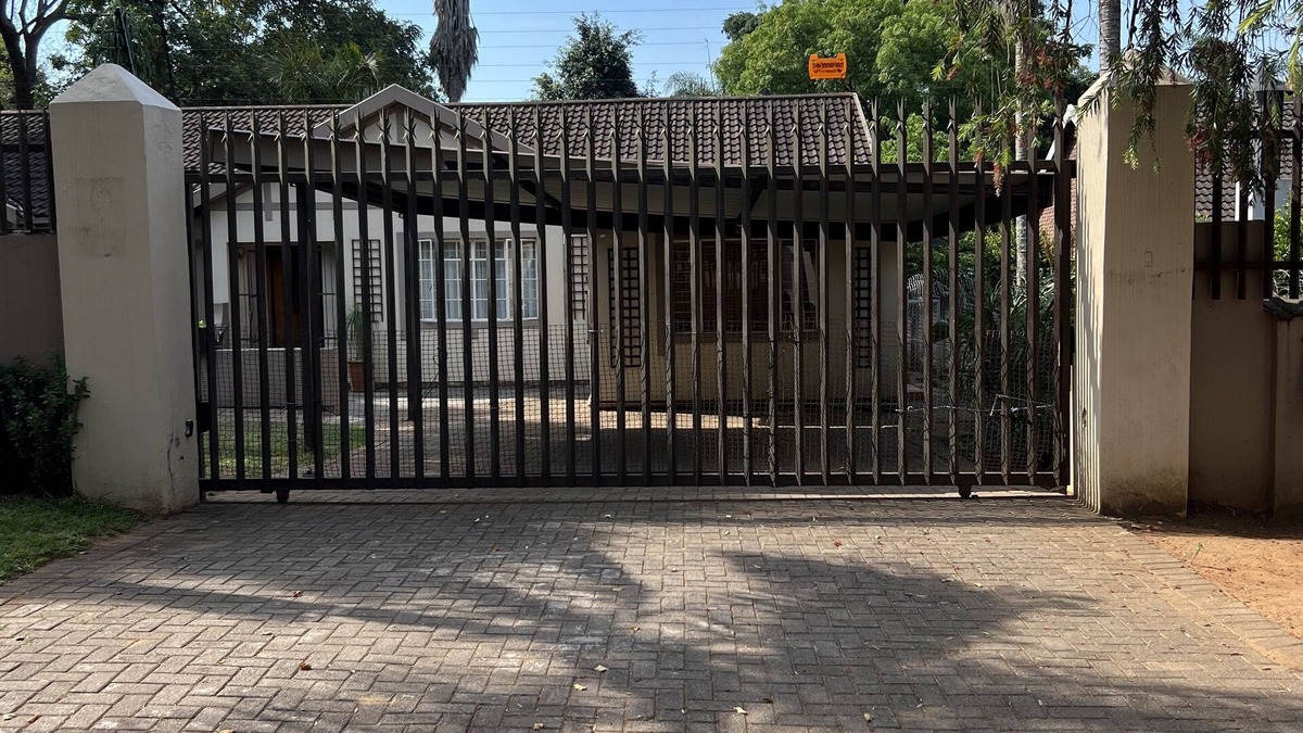 Nelspruit Apartment | Perfectly situated comfortable studio w/full kitchen-Book today!