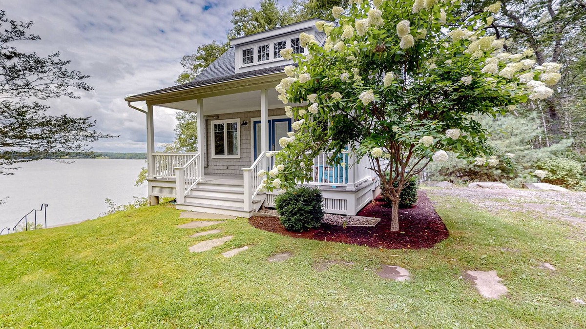 Westport Cottage | Periwinkle Cottage | Sunny cottage in Westport Island overlooking the river