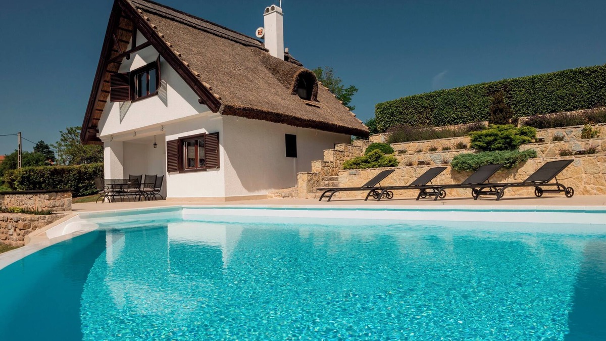 Csopak Villa | Perla Balaton - w/heated pool and lake view