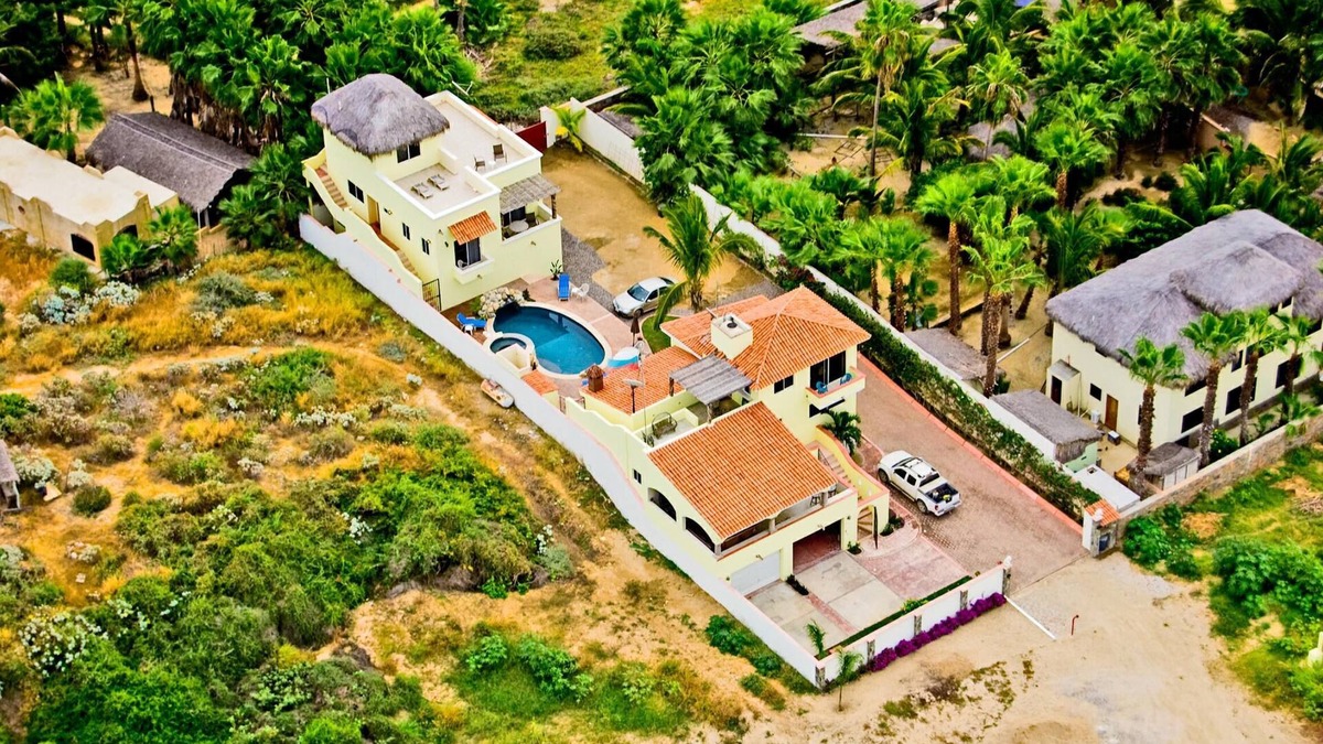 El Pescadero Villa | Pescadero Palace 3BR Guest House w/Pool, Jacuzzi, and in front of Surf!