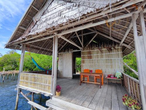 Sawinggrai House | Pesona Papua Homestay
