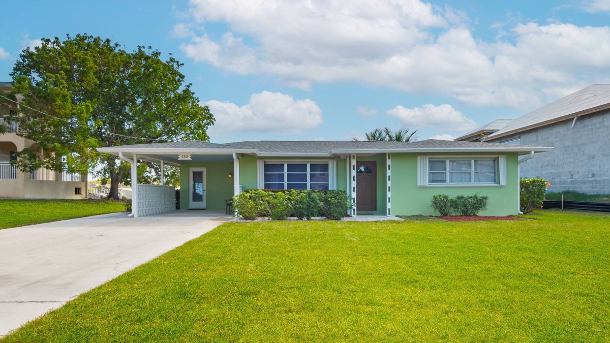 Isles of Capri House | Pet and kid friendly Key Lime Cutie with dock for 22' boat, walk to restaurants.
