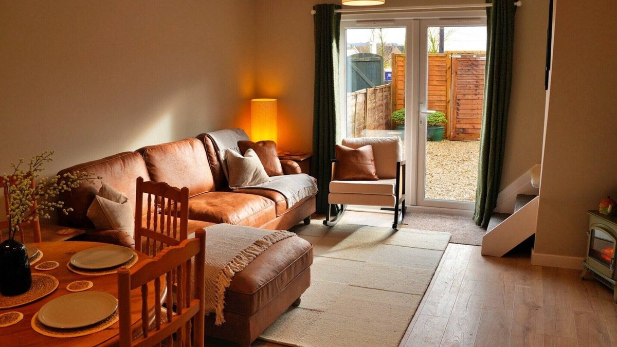 Bourton House | Pet-friendly countryside holiday home, No Deposit