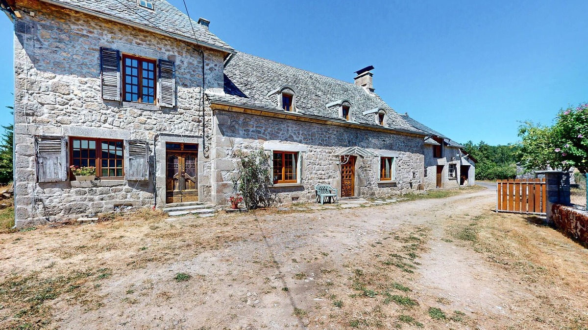 Saint-Julien-pres-Bort House | Pet friendly home in Sarroux - Saint Julien