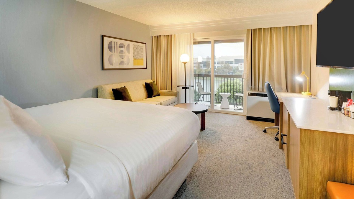 Oyster Point Hotel | Pet-friendly Accommodation, Short Drive to Costaños Canyon Park!