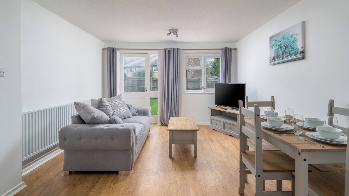 Maidenbower Apartment | Pet-Friendly 1-Bedroom Apartment in Crawley