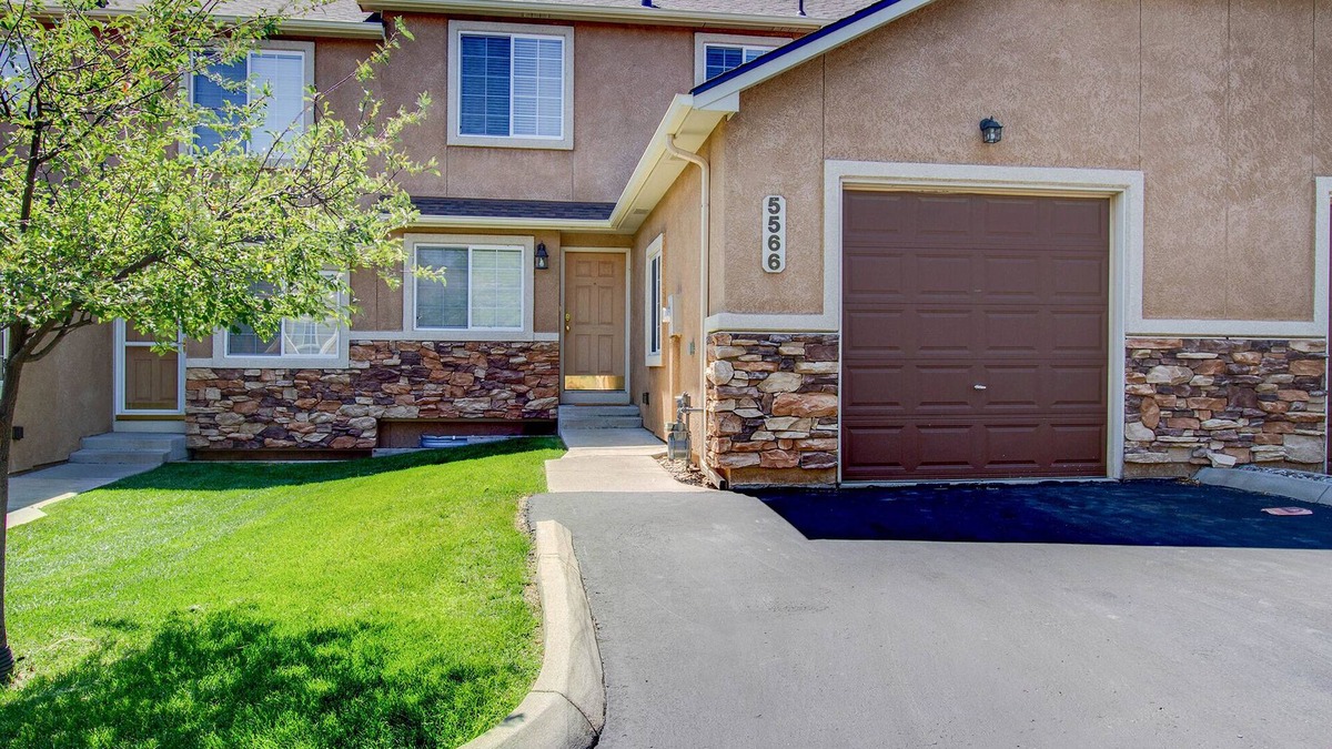 Rustic Hills House | Pet Friendly-10 min to Peterson AFB-Pool Table