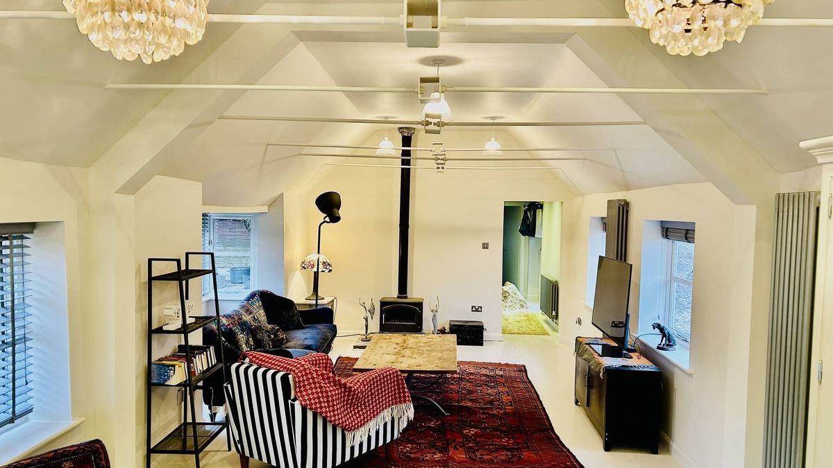 Maidstone Cottage | Pet friendly 2 bed cottage - Hot tub, log burner and gardens in countryside