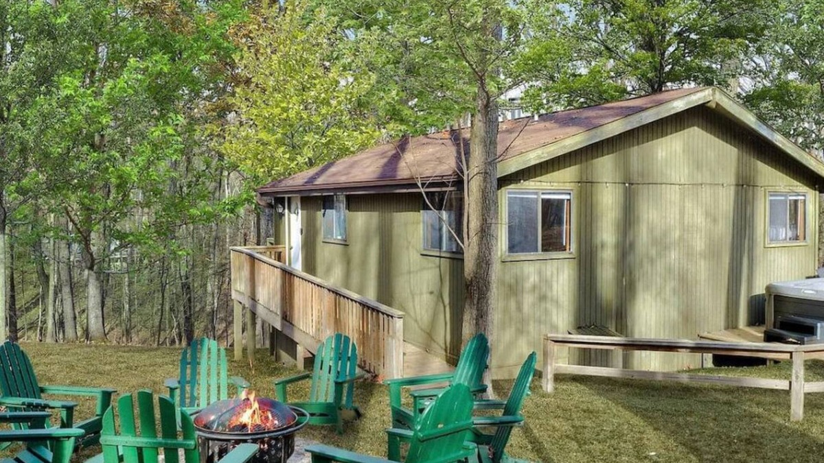 The Woods Cabin | Pet Friendly | 2-Bedroom cabin | Hot tub | Fireplace | BBQ| PS5