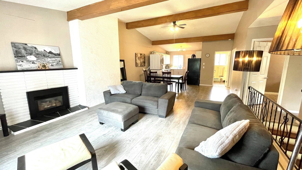 South Surrey House | Pet-Friendly 3-Bdr Upper Suite near White Rock – Spacious & Modern!