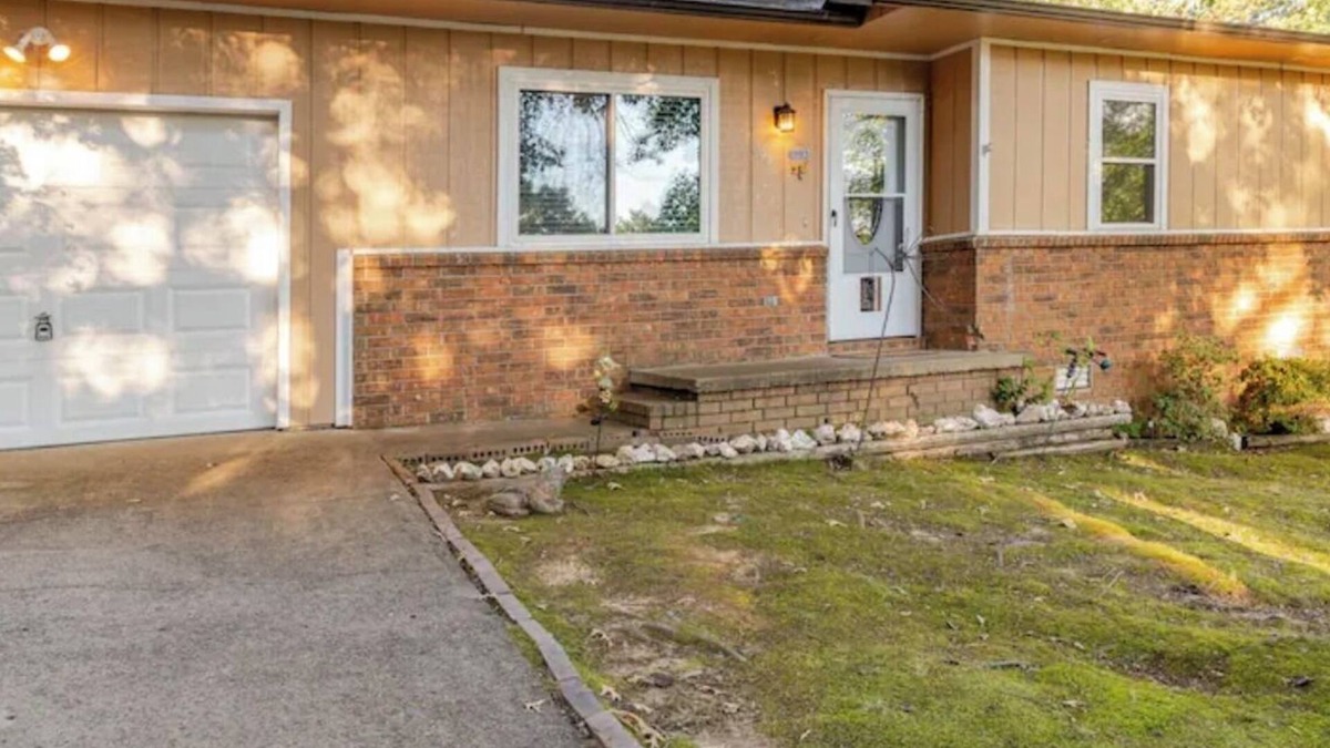 Heber Springs House | Pet-Friendly 3-bedroom neighborhood home close to shopping, lake and river