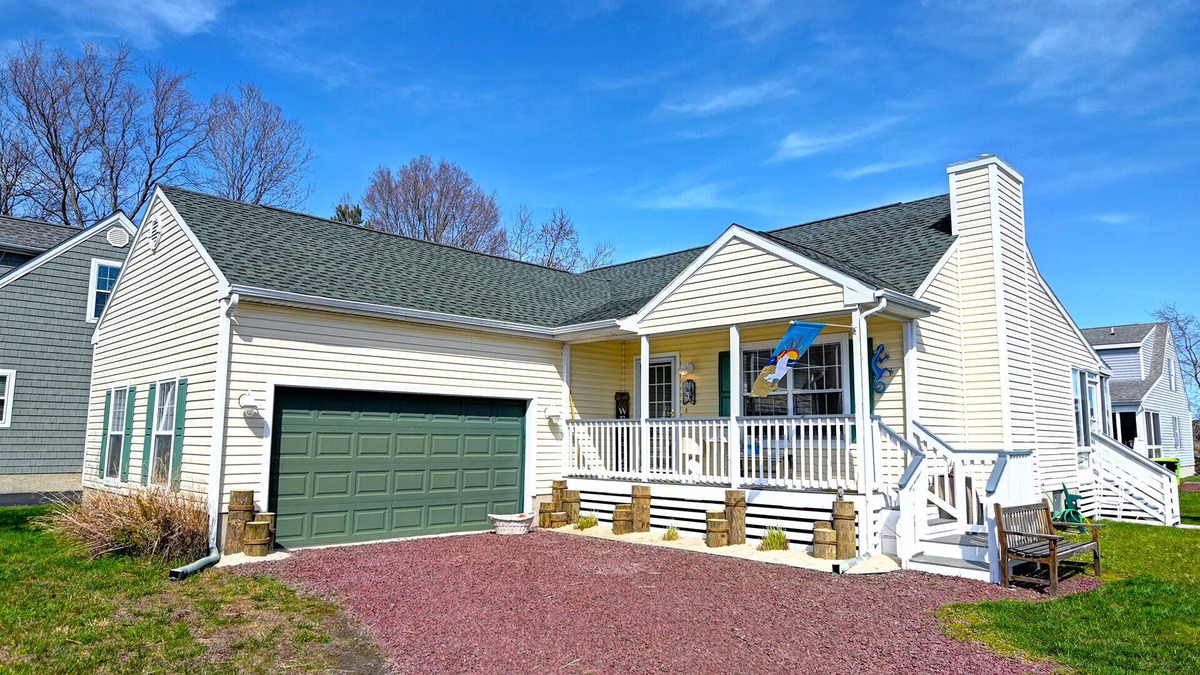 Clearwater House | Pet Friendly 3 bed/2 bath home in the Clearwater Community! Pool, Tennis, Beach Town, WIFI, Pets Allowed!