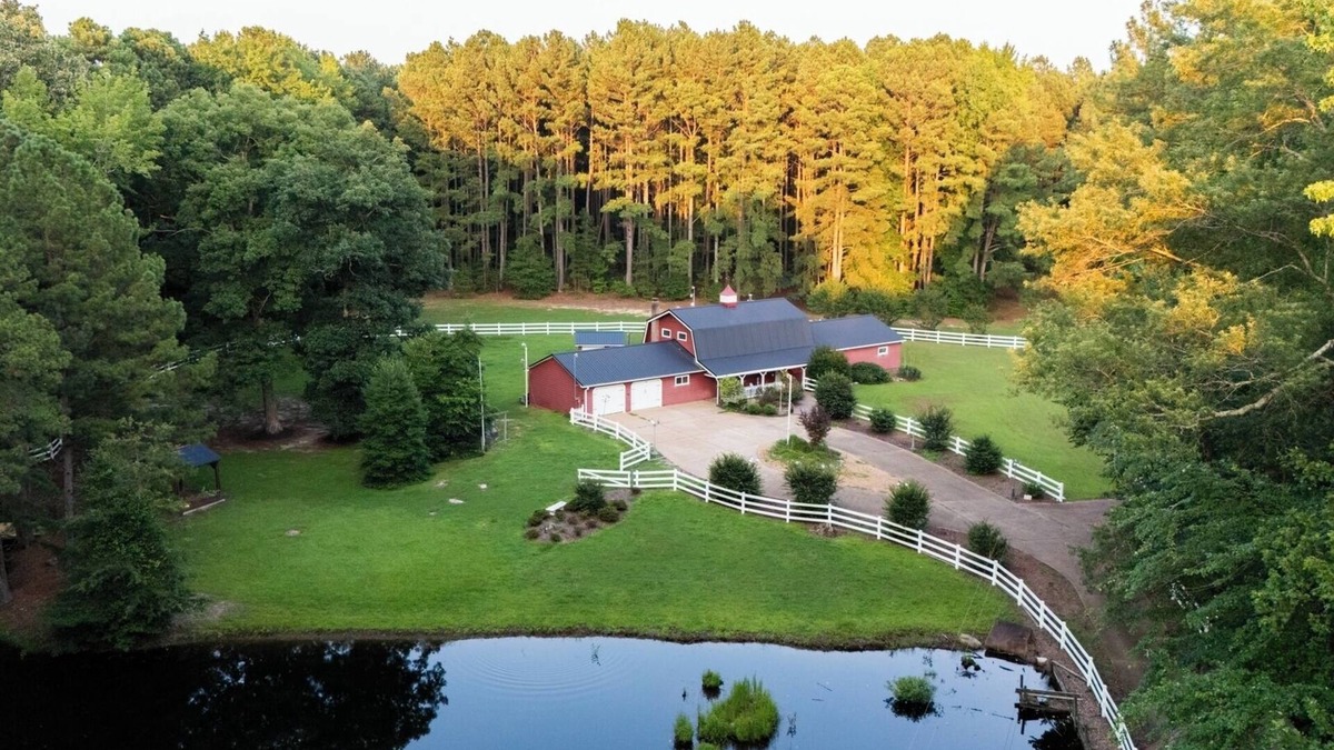 Skippers Cottage | Pet-friendly 3BR Lake House Firepit & Pier
