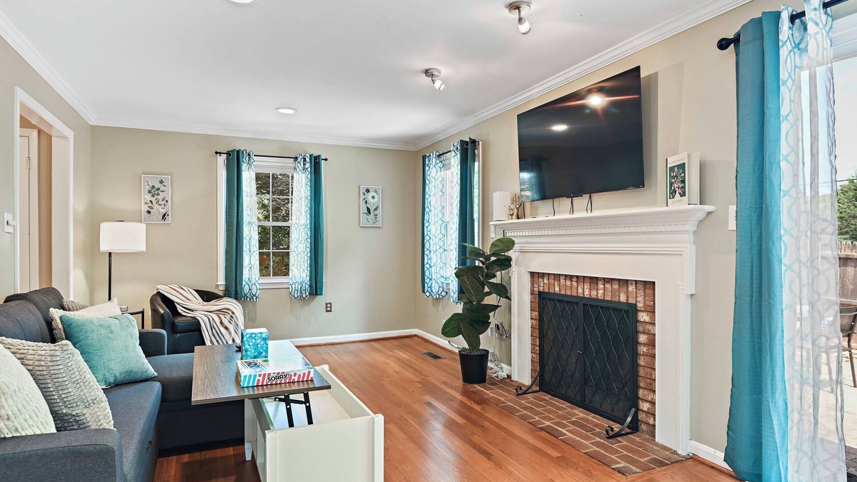 Springfield House | Pet Friendly 4 bd end unit TH, WiFi, Fenced in yard, near Washington DC/transit