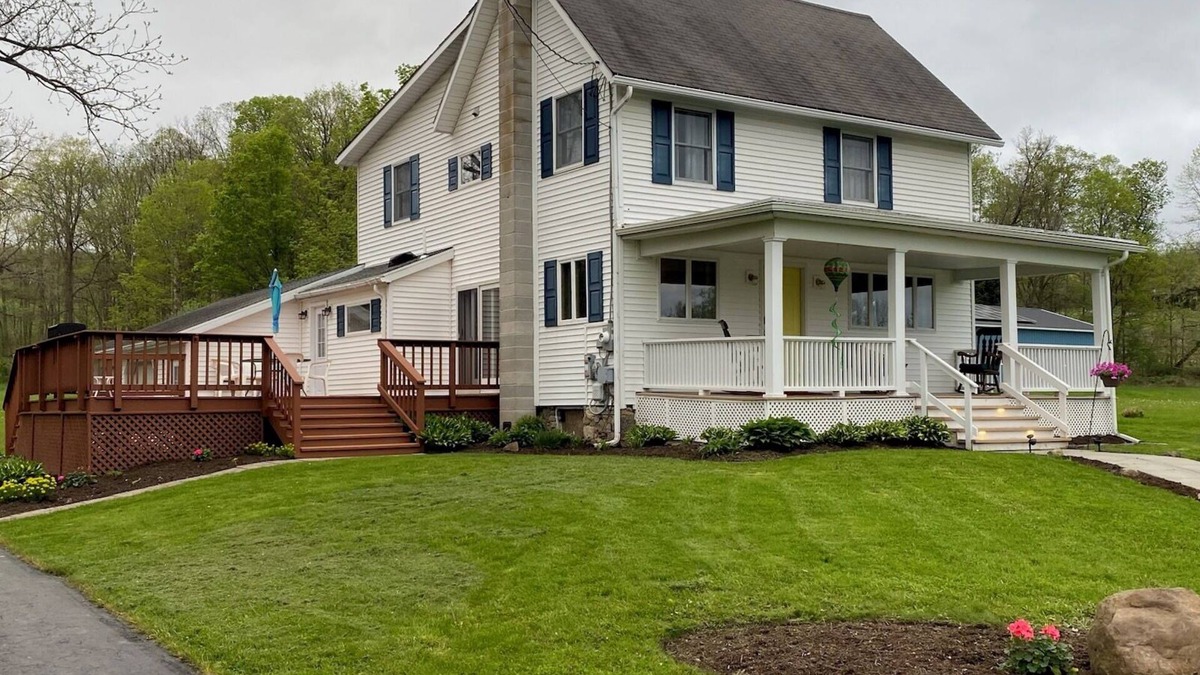Town of Jerusalem Cottage | Pet friendly 4-bedroom cottage in fabulous Penn Yan with WiFi, AC and more