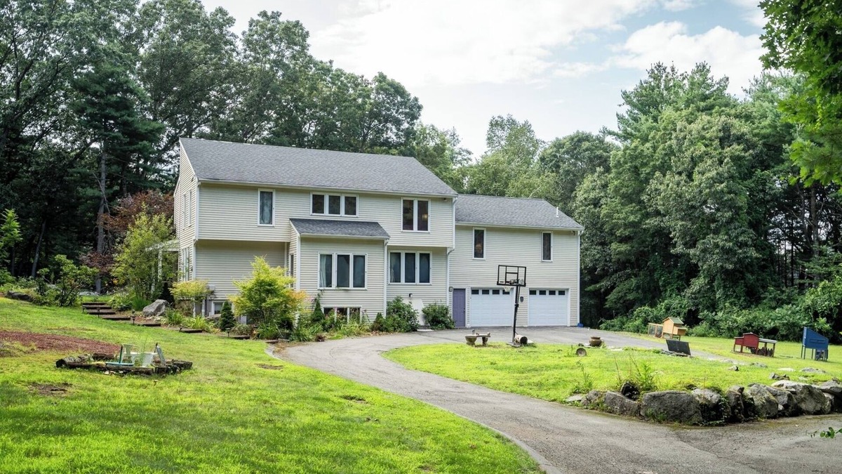 Lincoln House | Pet-Friendly 4BR | Fireplace, Patio and BBQ