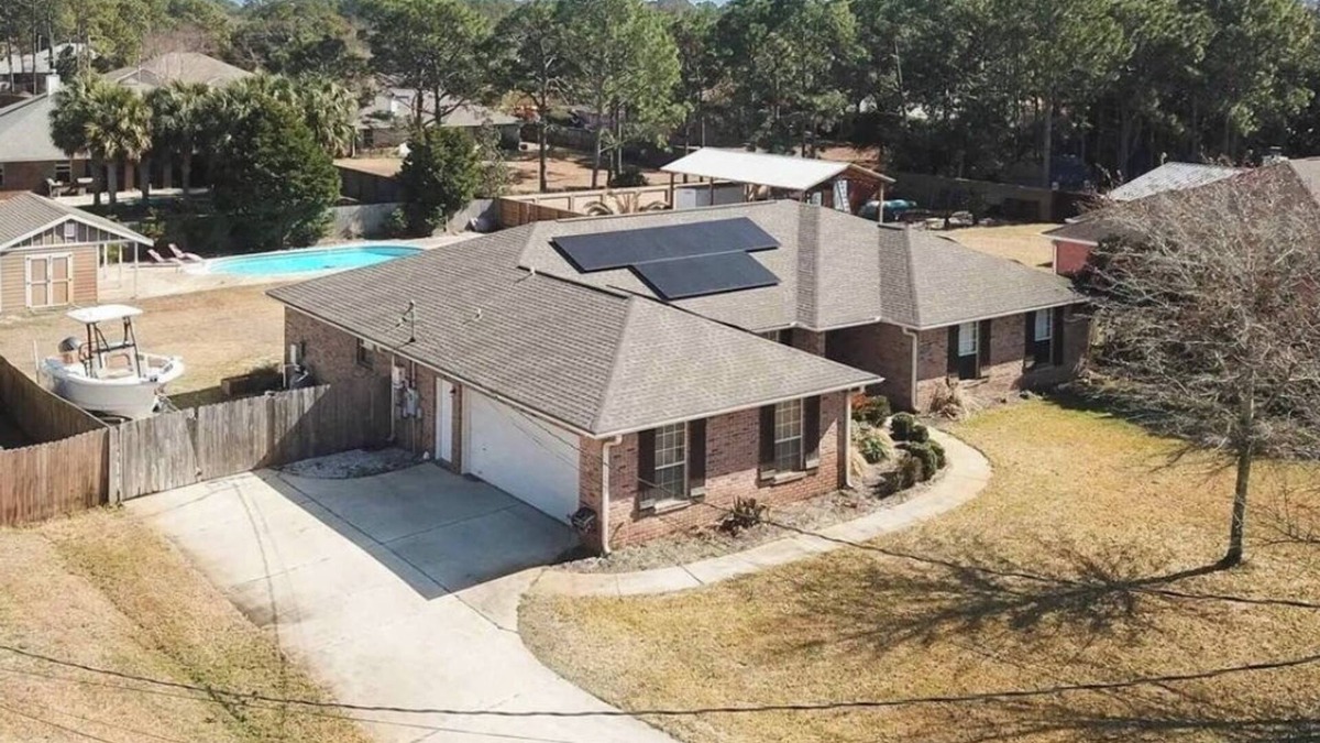 Navarre House | Pet Friendly 4BR home with Pool!