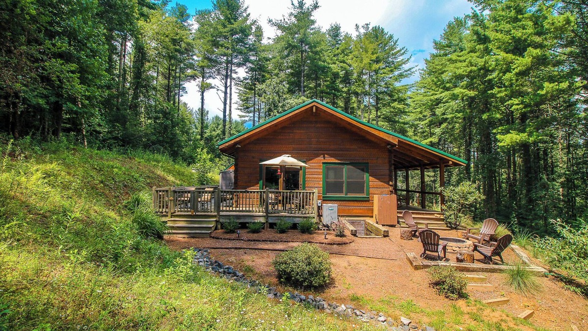 West Jefferson Cabin | Pet Friendly and Fall is Coming Soon!