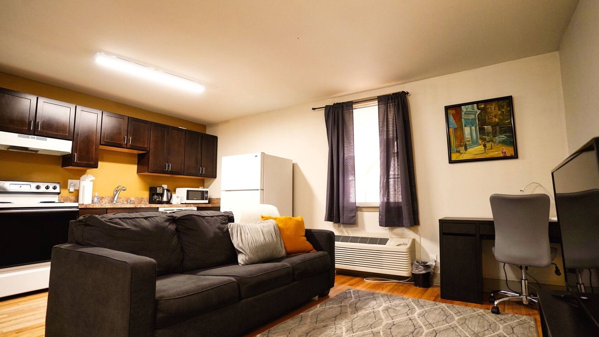 Mount Vernon Apartment | Pet Friendly Apt Near Peabody & JHU Shuttle w/Free WiFi & Paid Parking