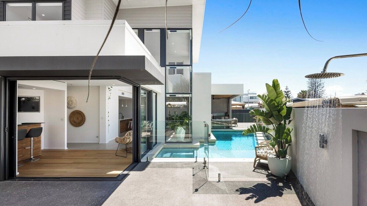 Buddina House | Pet friendly Luxury stay walk to beach & Heated Pool