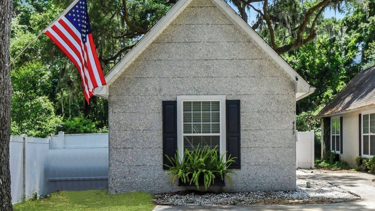Saint Simons Island Cottage | Pet friendly, beautiful mid island cottage only 3 miles from the beach!
