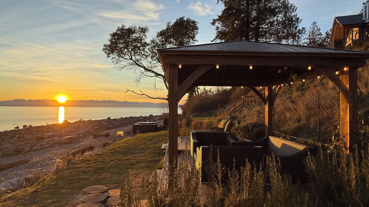 Powell River House | Pet Friendly Beachfront Escape, Sauna (add on), Hot Tub, Fireplace & Storm Views