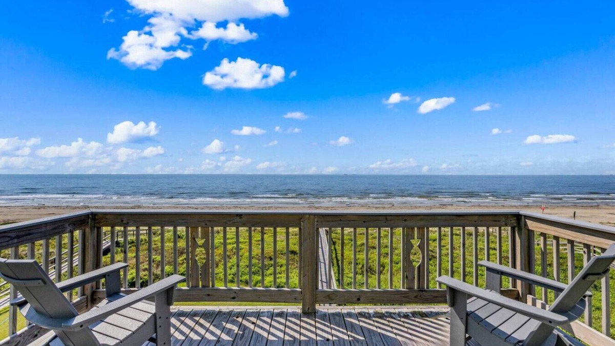 Freeport House | Pet Friendly Beachfront Surfside Retreat
