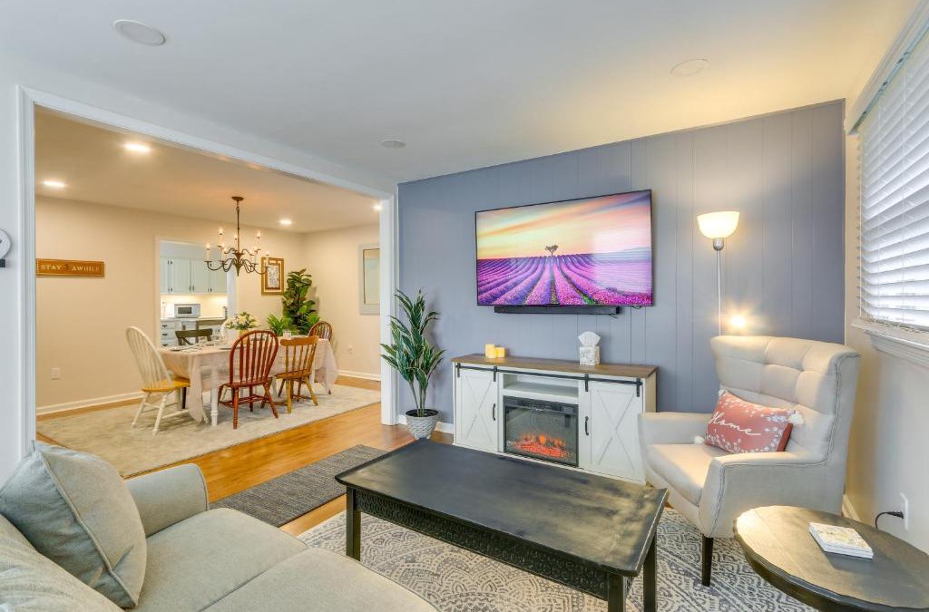 Berryville House | Pet-Friendly Berryville Home Walk to Main Street!