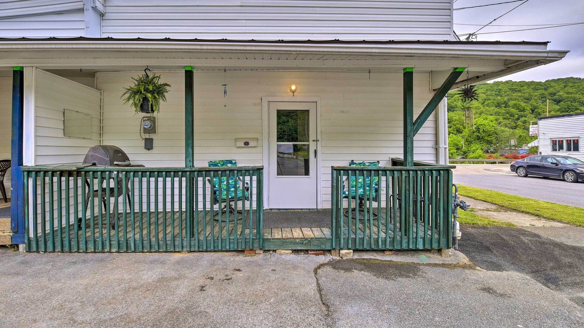 Bluefield Apartment | Pet-Friendly Bluefield Apartment w/Porch!