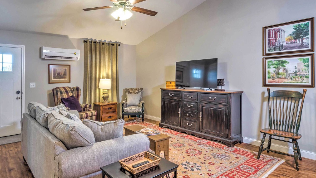 Brownsville Apartment | Pet-Friendly Brownsville Retreat w/Porch!