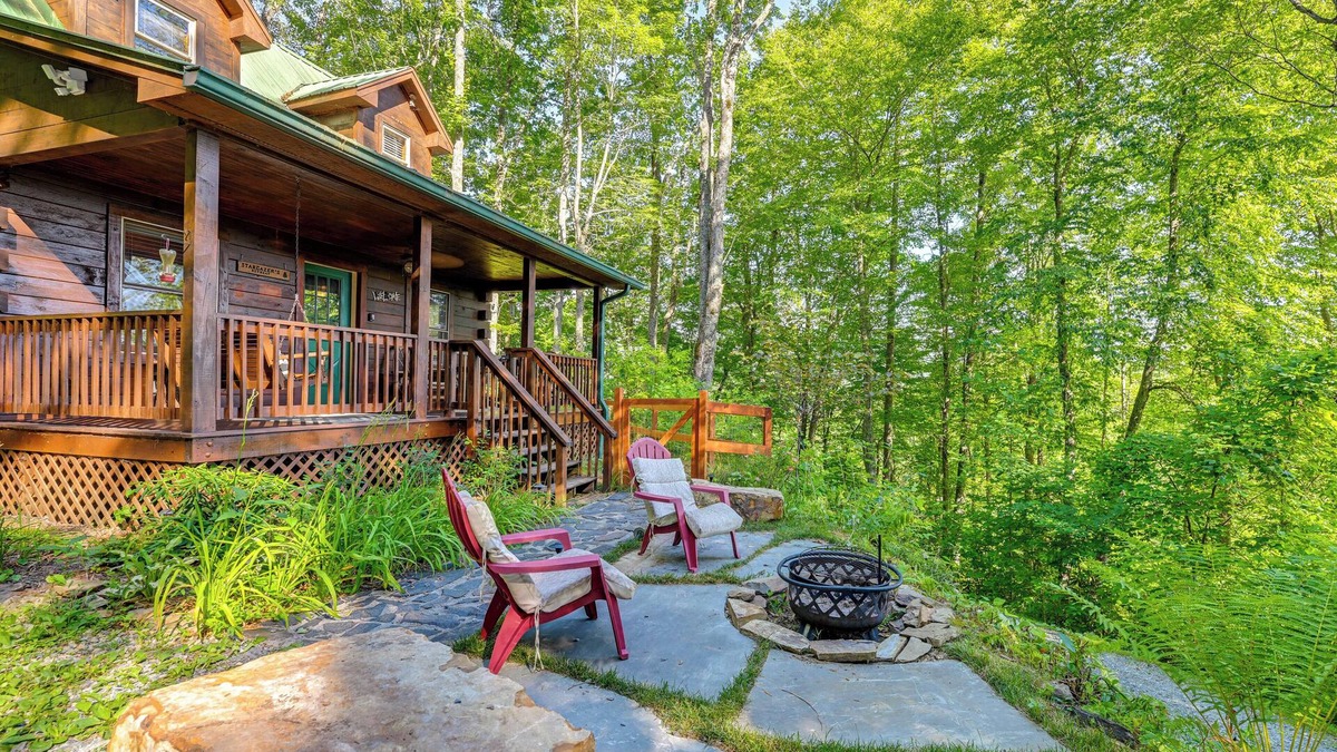 Bryson City Cabin | Pet-Friendly Bryson City Cabin w/Fire Pit + Deck!