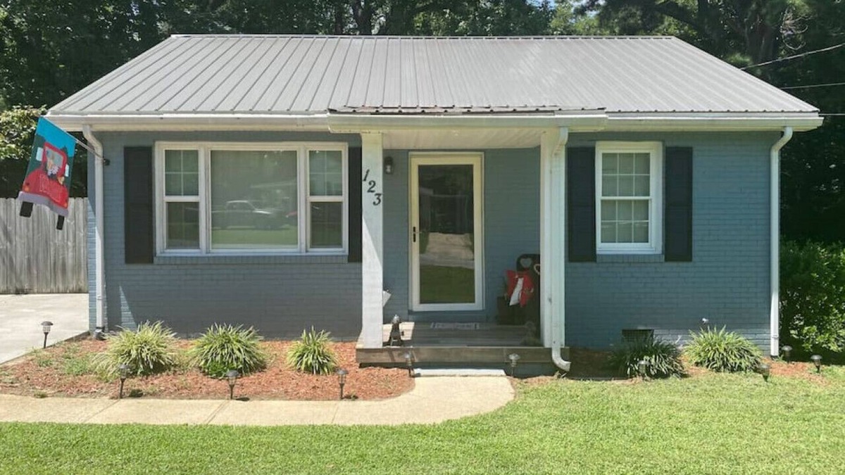 Southeast Raleigh House | Pet friendly Bungalow 10 min to Downtown Raleigh