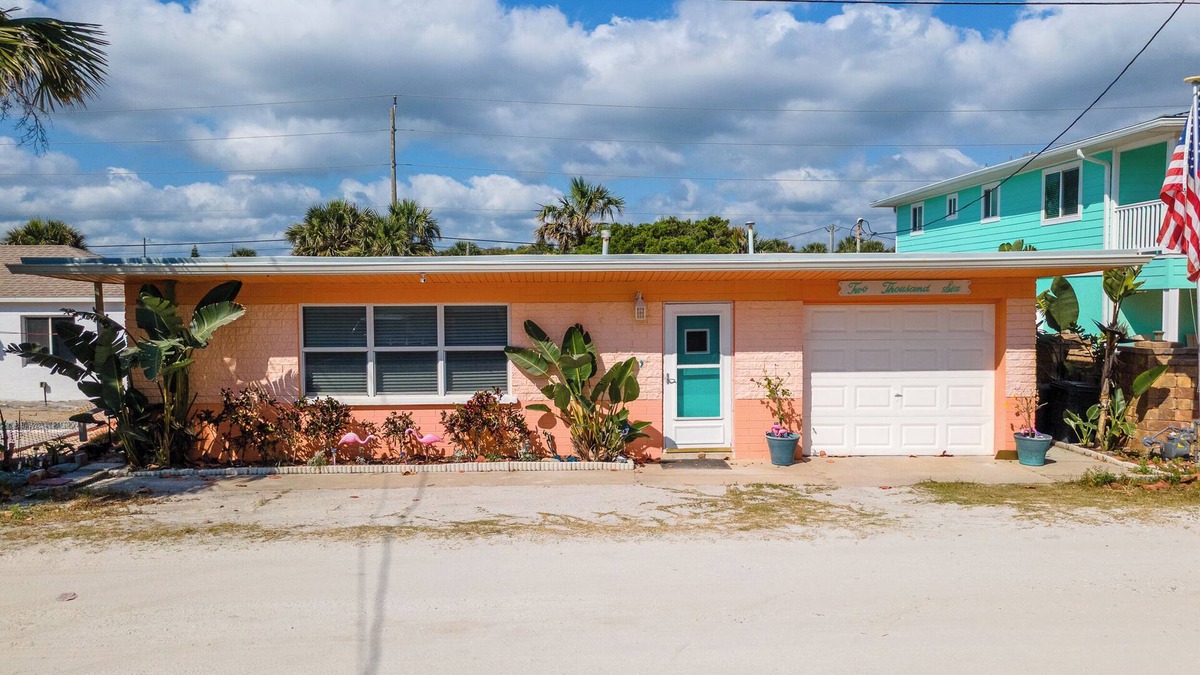 New Smyrna Beach House | 🏖️Pet Friendly Cottage Near Beach-Great Backyard-Island Paradise🏖️